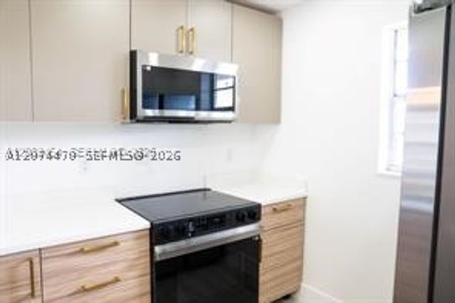 220 SW 9th Ave 306, Hallandale Beach, FL 33009