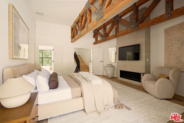 255 S Bentley Avenue, Los Angeles, CA 90049