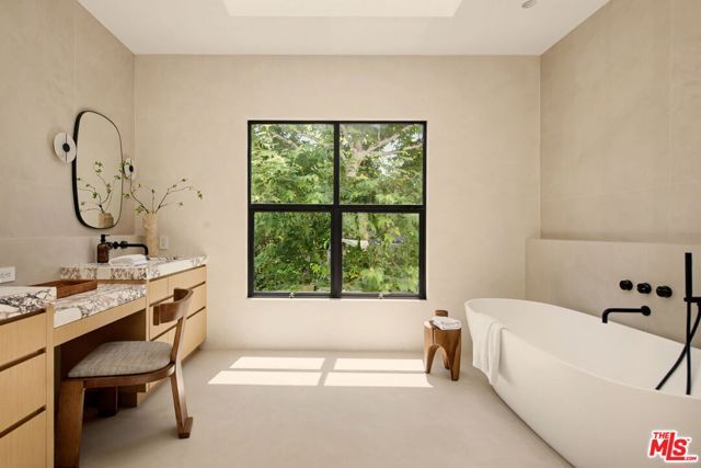 255 S Bentley Avenue, Los Angeles, CA 90049