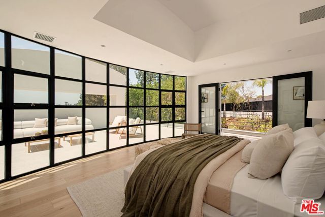 255 S Bentley Avenue, Los Angeles, CA 90049