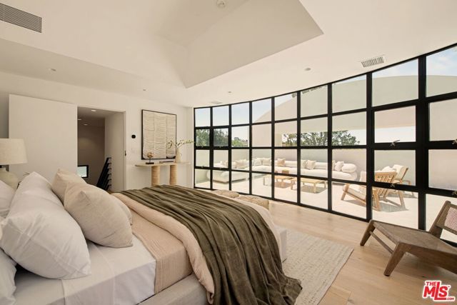 255 S Bentley Avenue, Los Angeles, CA 90049