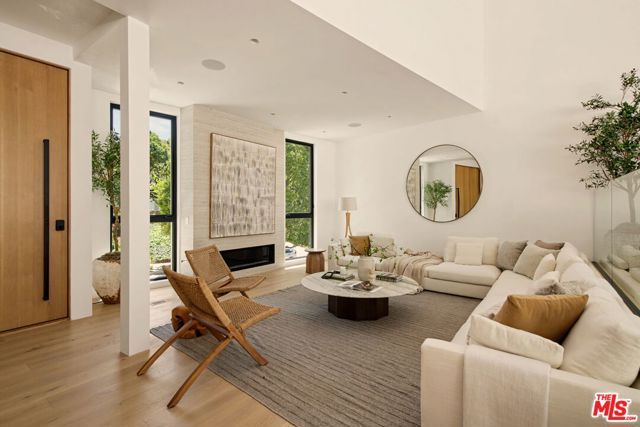 255 S Bentley Avenue, Los Angeles, CA 90049