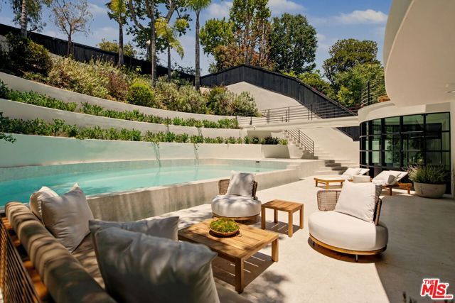255 S Bentley Avenue, Los Angeles, CA 90049
