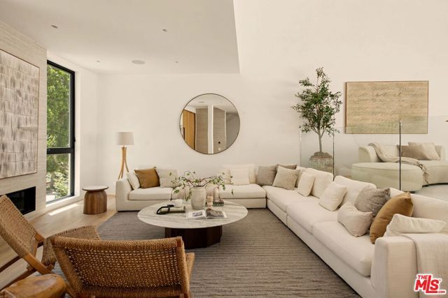 255 S Bentley Avenue, Los Angeles, CA 90049