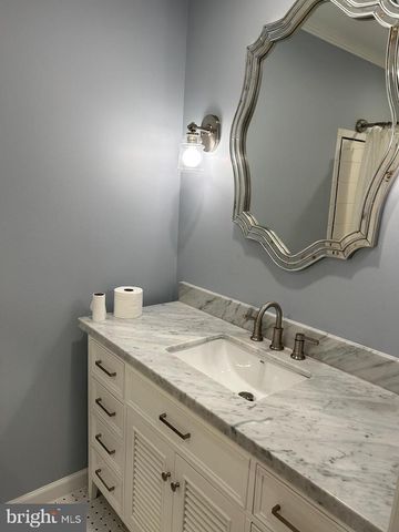 9238 KRISTIN LN, Fairfax, VA 22032