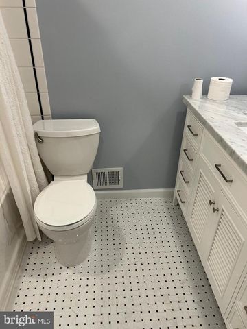 9238 KRISTIN LN, Fairfax, VA 22032