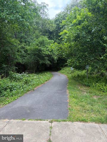 9238 KRISTIN LN, Fairfax, VA 22032