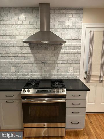 9238 KRISTIN LN, Fairfax, VA 22032