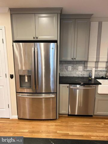 9238 KRISTIN LN, Fairfax, VA 22032