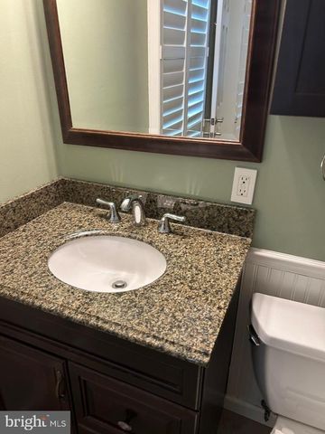 9238 KRISTIN LN, Fairfax, VA 22032