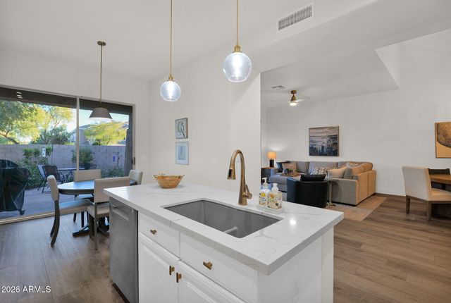 15240 N CLUBGATE Drive 111, Scottsdale, AZ 85254