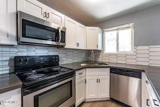 2014 W BERRIDGE Lane, Phoenix, AZ 85015