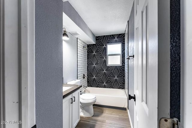 2014 W BERRIDGE Lane, Phoenix, AZ 85015