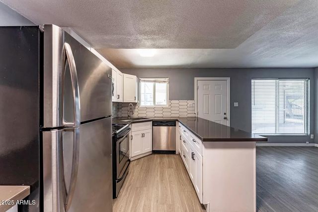 2014 W BERRIDGE Lane, Phoenix, AZ 85015