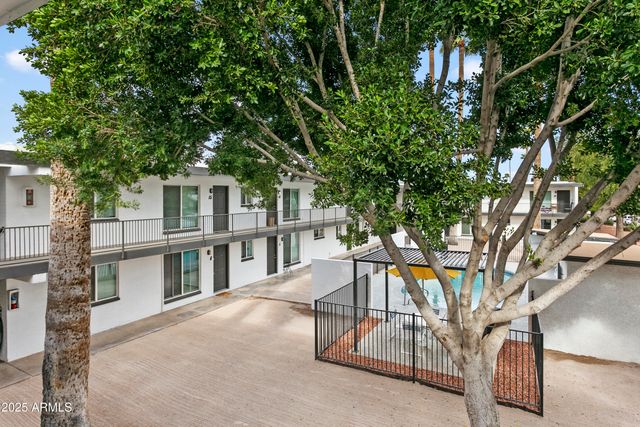 2014 W BERRIDGE Lane, Phoenix, AZ 85015