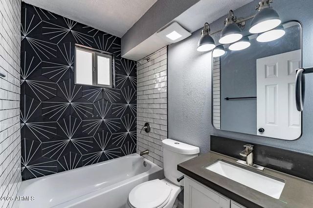 2014 W BERRIDGE Lane, Phoenix, AZ 85015