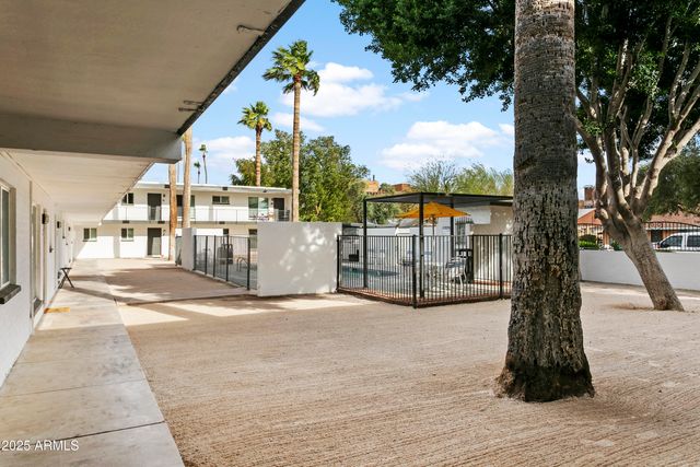 2014 W BERRIDGE Lane, Phoenix, AZ 85015