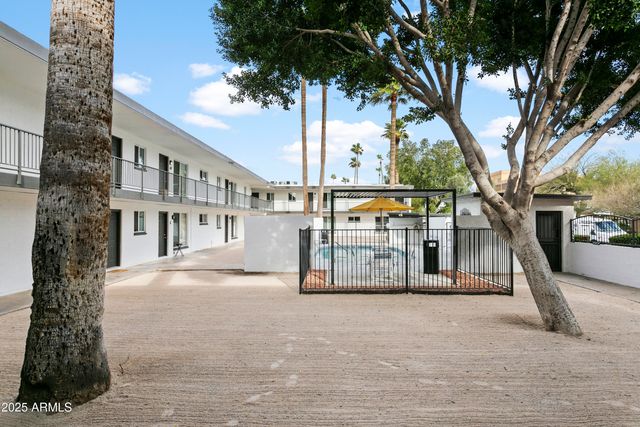 2014 W BERRIDGE Lane, Phoenix, AZ 85015