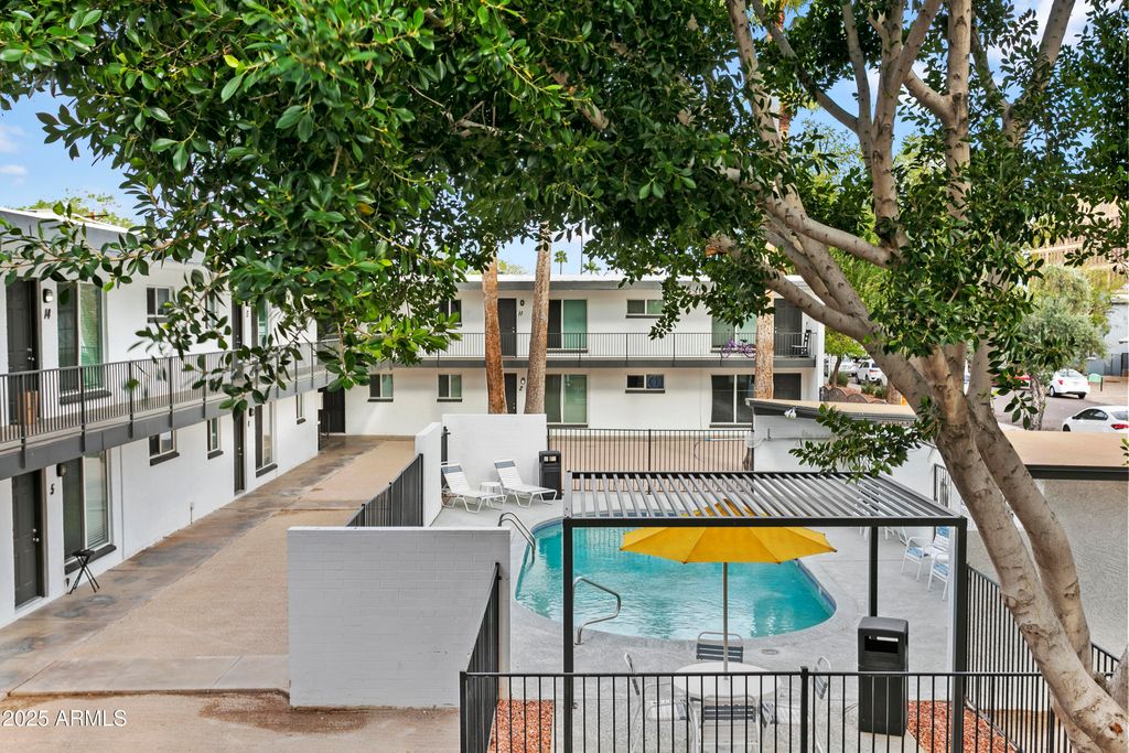 2014 W BERRIDGE Lane, Phoenix, AZ 85015