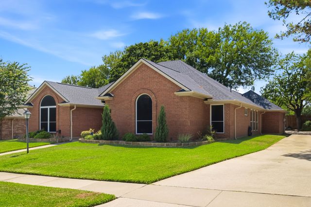 2741 Fox Glenn Court, Hurst, TX 76054