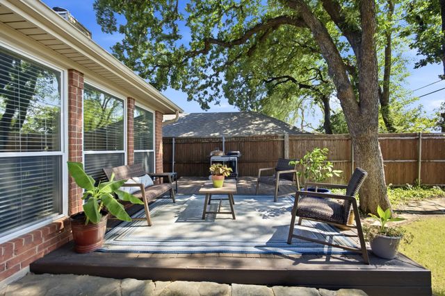 2741 Fox Glenn Court, Hurst, TX 76054