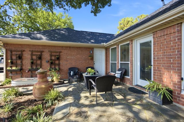 2741 Fox Glenn Court, Hurst, TX 76054