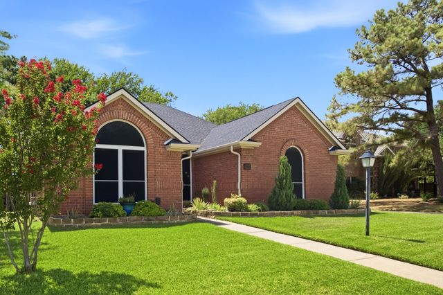 2741 Fox Glenn Court, Hurst, TX 76054