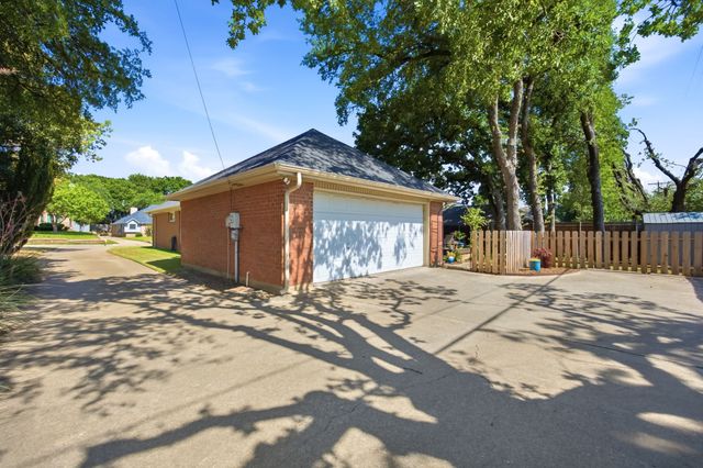 2741 Fox Glenn Court, Hurst, TX 76054