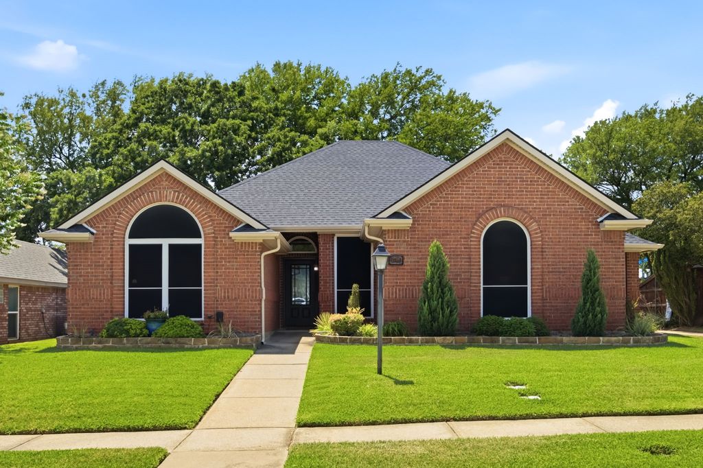 2741 Fox Glenn Court, Hurst, TX 76054