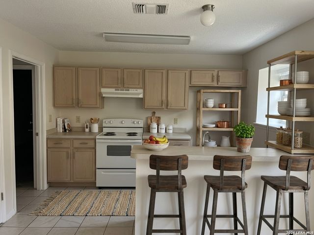 206 STONE CREEK DR, Boerne, TX 78006