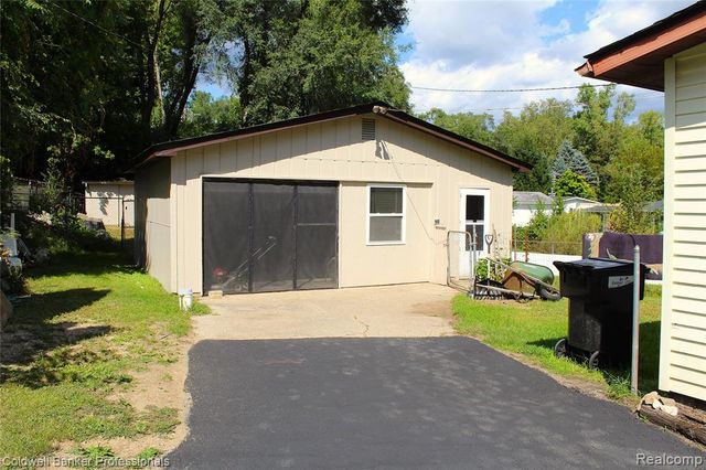 10593 9 Mile Road, Whitmore Lake, MI 48189