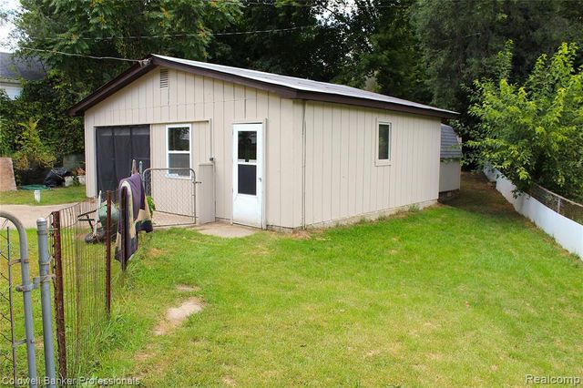 10593 9 Mile Road, Whitmore Lake, MI 48189