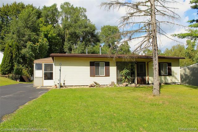 10593 9 Mile Road, Whitmore Lake, MI 48189