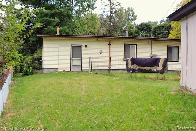 10593 9 Mile Road, Whitmore Lake, MI 48189