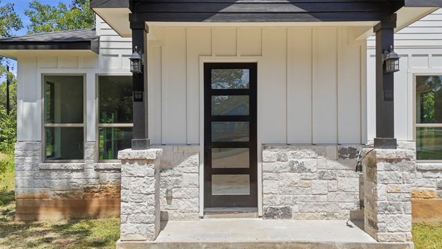 504 Walker ST, Smithville, TX 78957