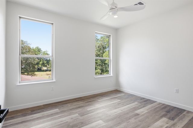 504 Walker ST, Smithville, TX 78957