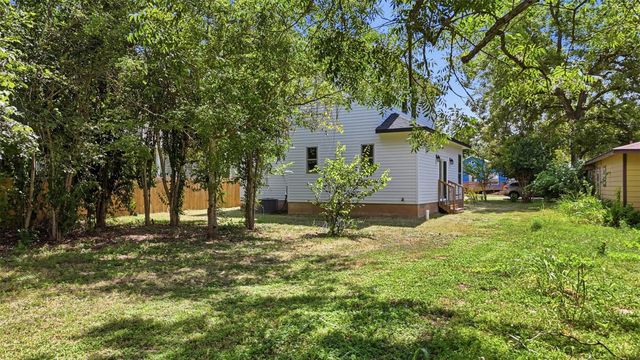 504 Walker ST, Smithville, TX 78957