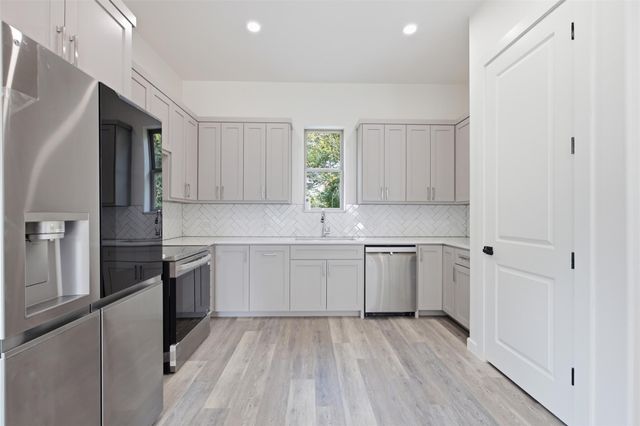 504 Walker ST, Smithville, TX 78957