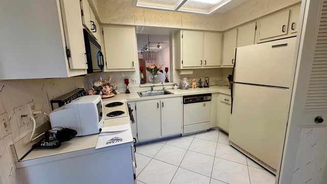 6585 Kensington Lane Apt 207, Delray Beach, FL 33446