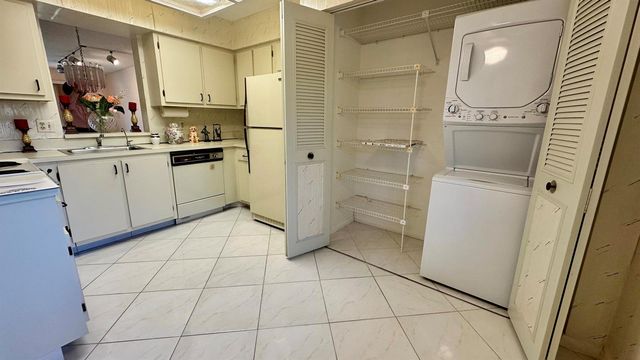 6585 Kensington Lane Apt 207, Delray Beach, FL 33446