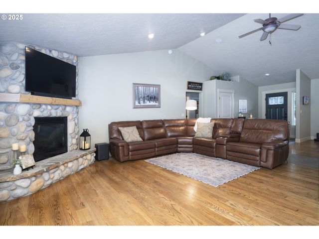 418 RIVERSHORE Dr, Roseburg, OR 97470