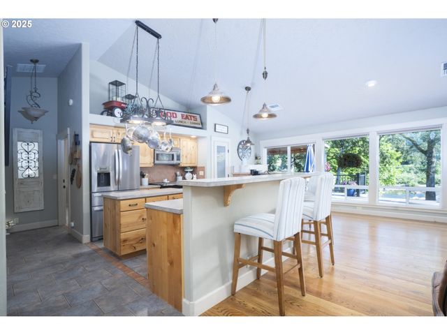 418 RIVERSHORE Dr, Roseburg, OR 97470