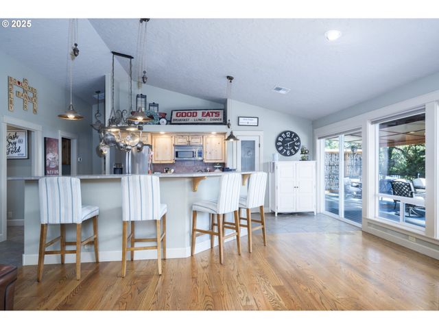 418 RIVERSHORE Dr, Roseburg, OR 97470