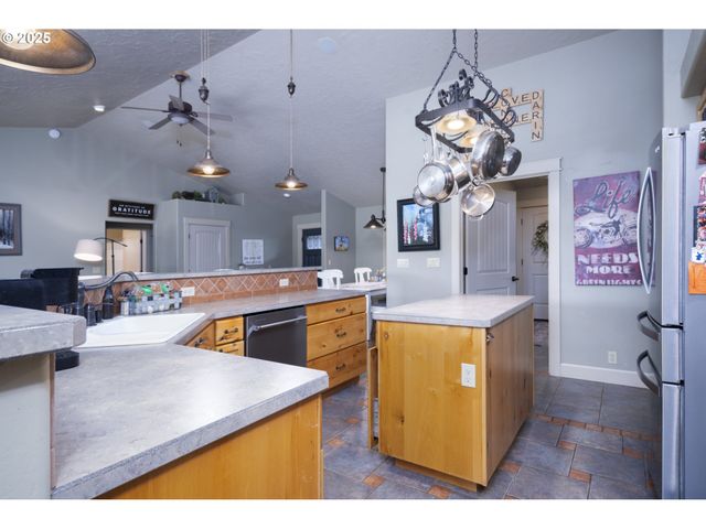 418 RIVERSHORE Dr, Roseburg, OR 97470