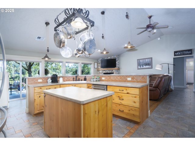 418 RIVERSHORE Dr, Roseburg, OR 97470