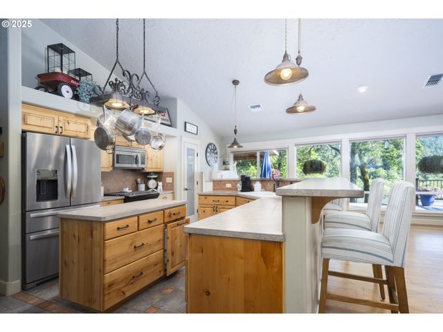 418 RIVERSHORE Dr, Roseburg, OR 97470