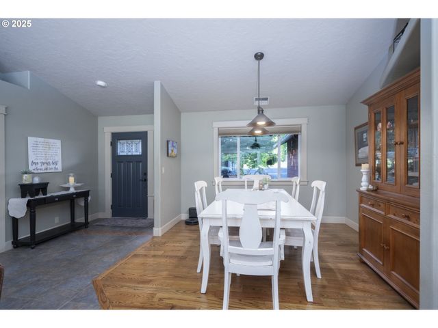 418 RIVERSHORE Dr, Roseburg, OR 97470