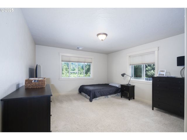 418 RIVERSHORE Dr, Roseburg, OR 97470