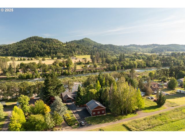 418 RIVERSHORE Dr, Roseburg, OR 97470