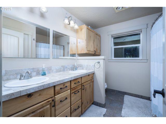 418 RIVERSHORE Dr, Roseburg, OR 97470